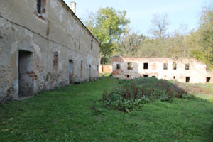 Dvůr Alinkov, Wohnhaus (links vom Eingang)