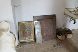 Dvůr Alinkov, Wohnhaus, ausrangierte Andachtsbilder