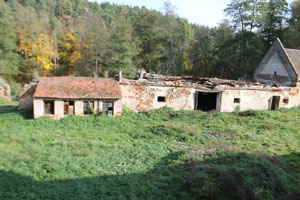 Dvůr Alinkov, verfallener Stall