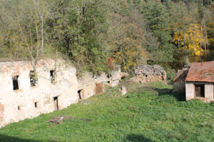 Dvur Alinkov, Blick vom 1. Stock des Wohnhauses zum Pumpenhaus und zum Flusszugang