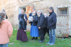 Dvur Alinkov, Judith Kleinsasser betrachtet begeister die Fotos des Perlmutt-Bestecks