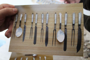 Dvůr Alinkov, ein Foto vom Perlmutt-Besteck