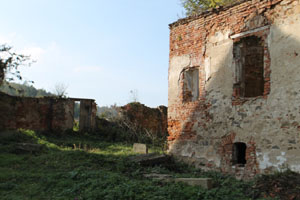 Dvur Alinkov, Blick auf Einbuchtung neben dem Pumpenhaus, in der sich einst die Badeanstalt befand