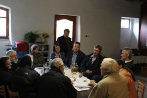 Čermkovice, Mhle, Verhandlung im Wohnzimmer