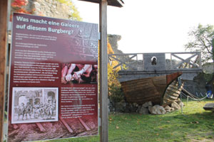 Burgruine Falkenstein, uerer Burghof, Schaustafel mit Galeere