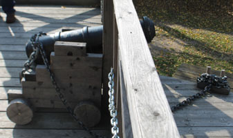 Burgruine Falkenstein, uerer Burghof, Kanone auf Galeere