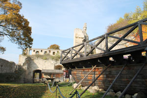 Burgruine Falkenstein, uerer Burghof mit Galeere