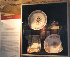 Burgruine Falkenstein, Schreiben Kardinal Schnborns (unscharf), Habaner Keramik (beschdigt)