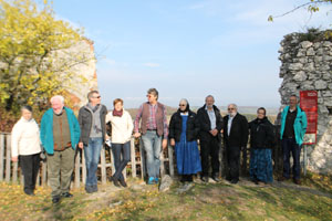 Burgruine Falkenstein, Gruppenfoto im inneren Burghof