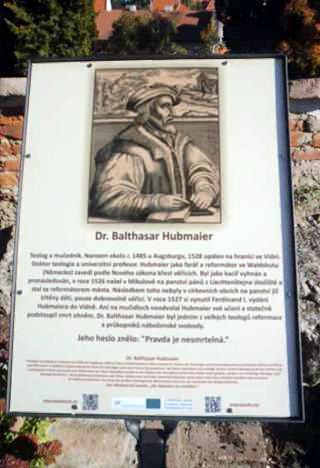 auf Betreiben des Huttere-Geschichtsvereins auf Schloss Mikulov enthllte Gedenktafel an Dr. Baltasar Hubmaier (2012)