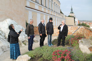 Schloss Mikulov (Nikolsburg), vor der Gedenktafel von Baltasar Hubmaier