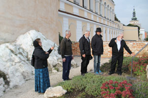 Schloss Mikulov (Nikolsburg), vor der Gedenktafel von Baltasar Hubmaier