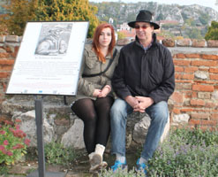 Schloss Mikulov (Nikolsburg), Besucher hinter der Gedenktafel von Baltasar Hubmaier