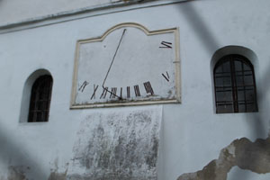 Velk Levre, Habnsky dvor, Sonnenuhr an der Kirche