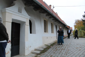 Velk Levre, Habnsky dvor, katholische Kirche in Reihenhuser integriert